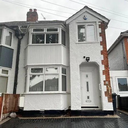 Holiday home Spacious 4 Bed - Sleeps 7 Garden & Parking Birmingham
