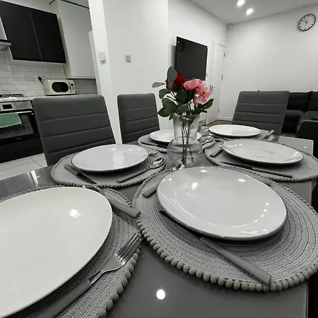 Holiday home Spacious 4 Bed - Sleeps 7 Garden & Parking *