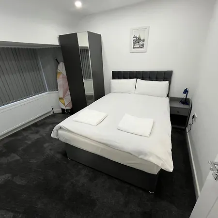 Spacious 4 Bed - Sleeps 7 Garden & Parking * Birmingham