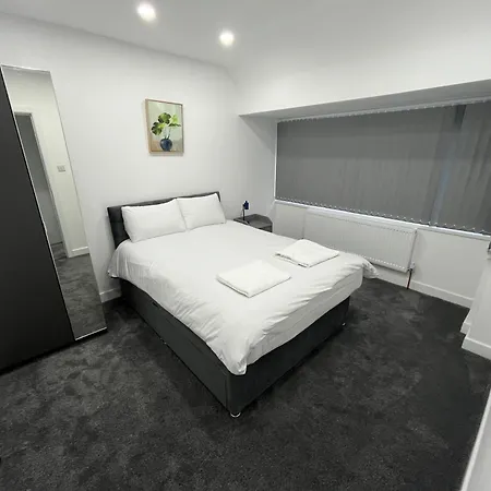Spacious 4 Bed - Sleeps 7 Garden & Parking Holiday home