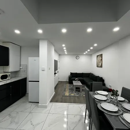 Spacious 4 Bed - Sleeps 7 Garden & Parking Semesterbostad