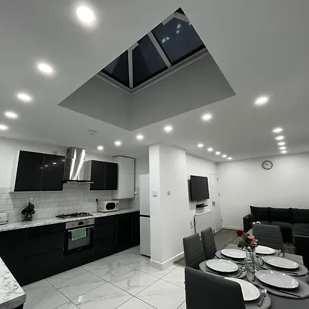 Spacious 4 Bed - Sleeps 7 Garden & Parking Semesterbostad *