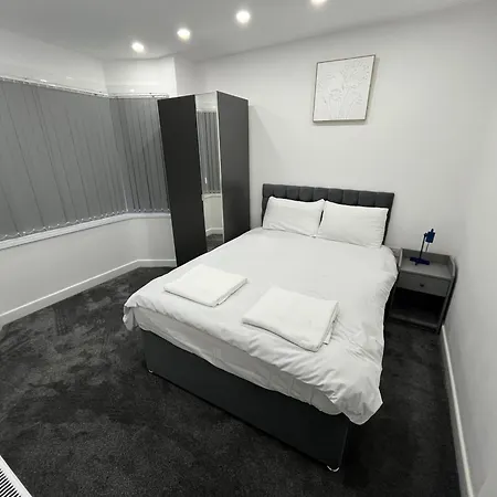 Spacious 4 Bed - Sleeps 7 Garden & Parking Birmingham