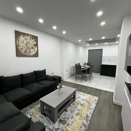 Spacious 4 Bed - Sleeps 7 Garden & Parking Semesterbostad *