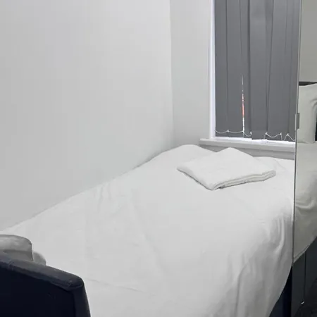 Spacious 4 Bed - Sleeps 7 Garden & Parking Birmingham