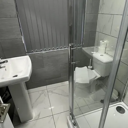 Spacious 4 Bed - Sleeps 7 Garden & Parking Semesterbostad *