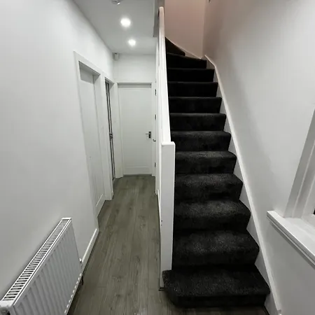 Spacious 4 Bed - Sleeps 7 Garden & Parking Semesterbostad
